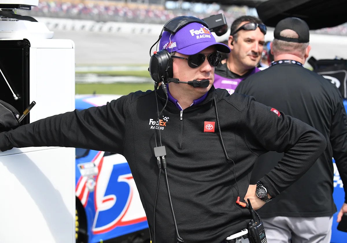 Joe Gibbs Racing está demandando al ex director de competición y jefe de equipo Chris Gabehart por supuestamente intentar robar información.