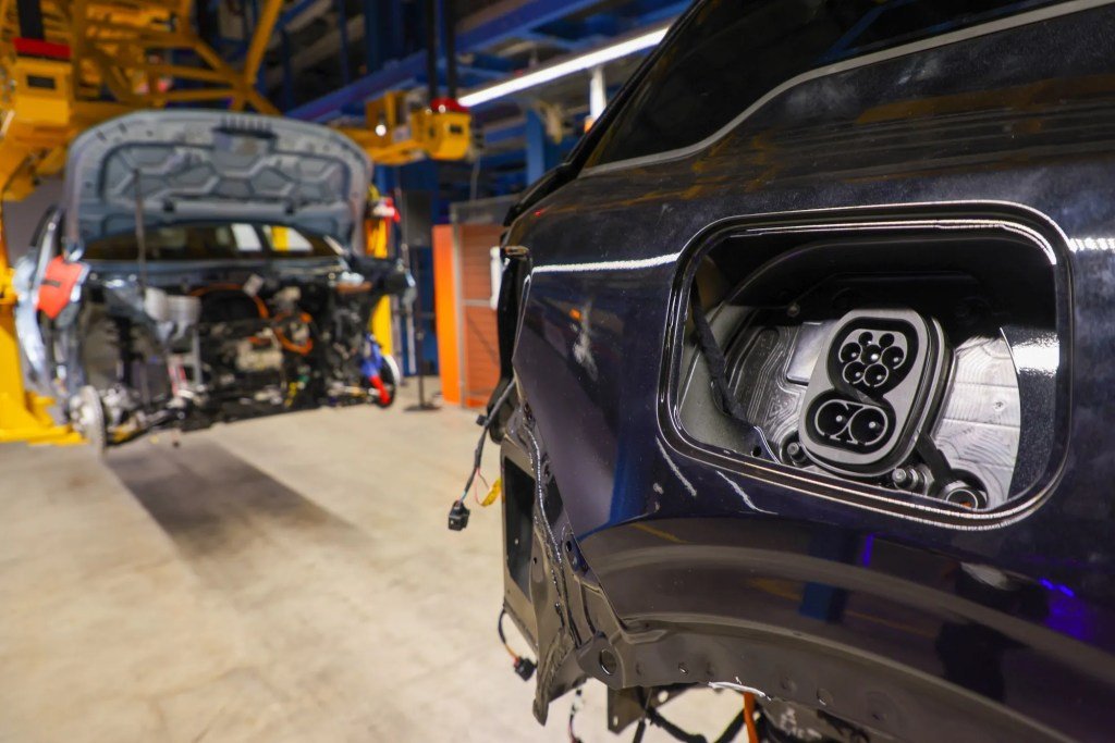 Ford pretende alcanzar el precio objetivo de 30.000 dólares para vehículos eléctricos reduciendo la batería – The Mercury News