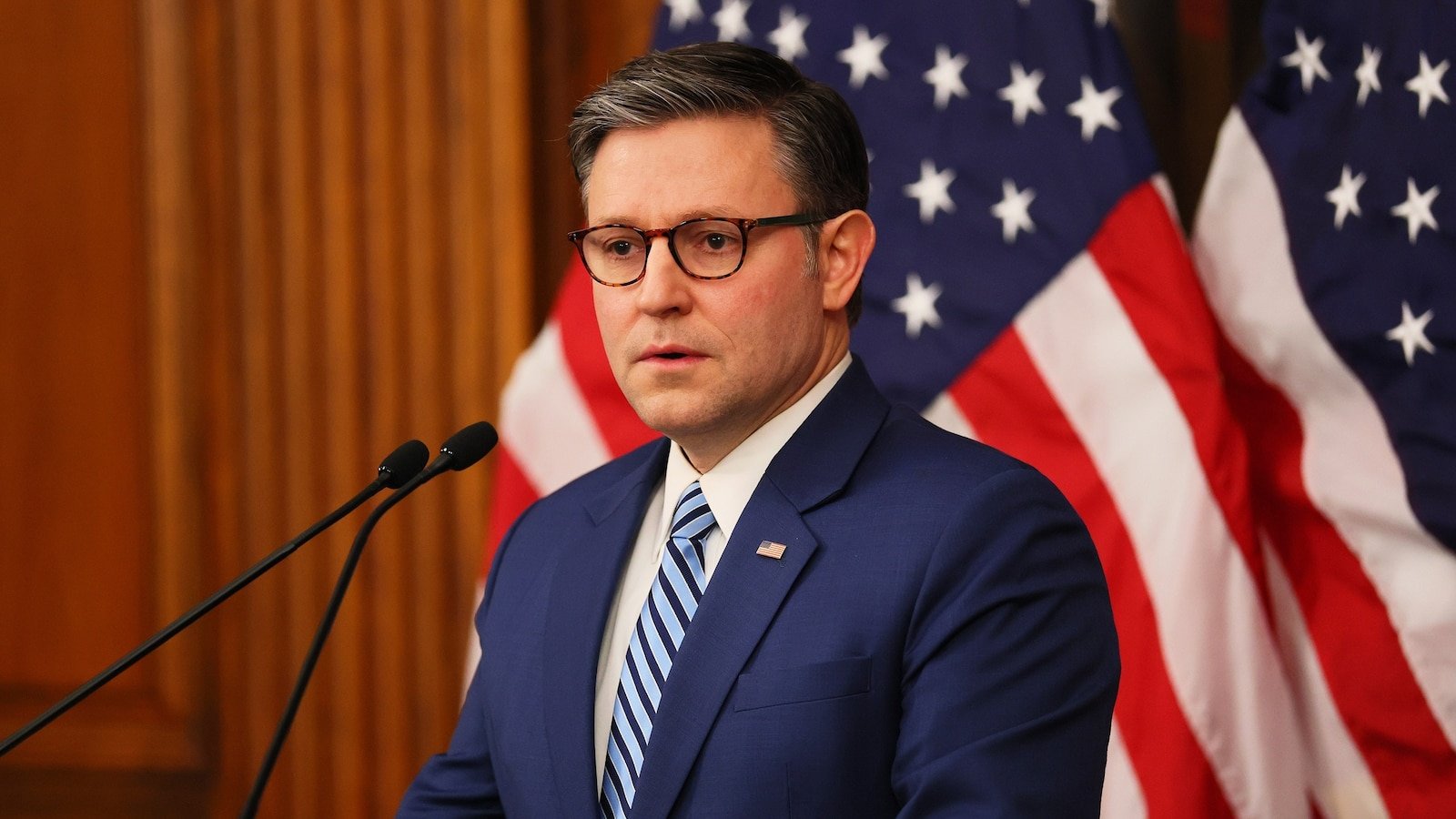 El portavoz Johnson dice que el seguimiento de los miembros del Departamento de Justicia que revisan los archivos de Epstein no redactados no es “apropiado”