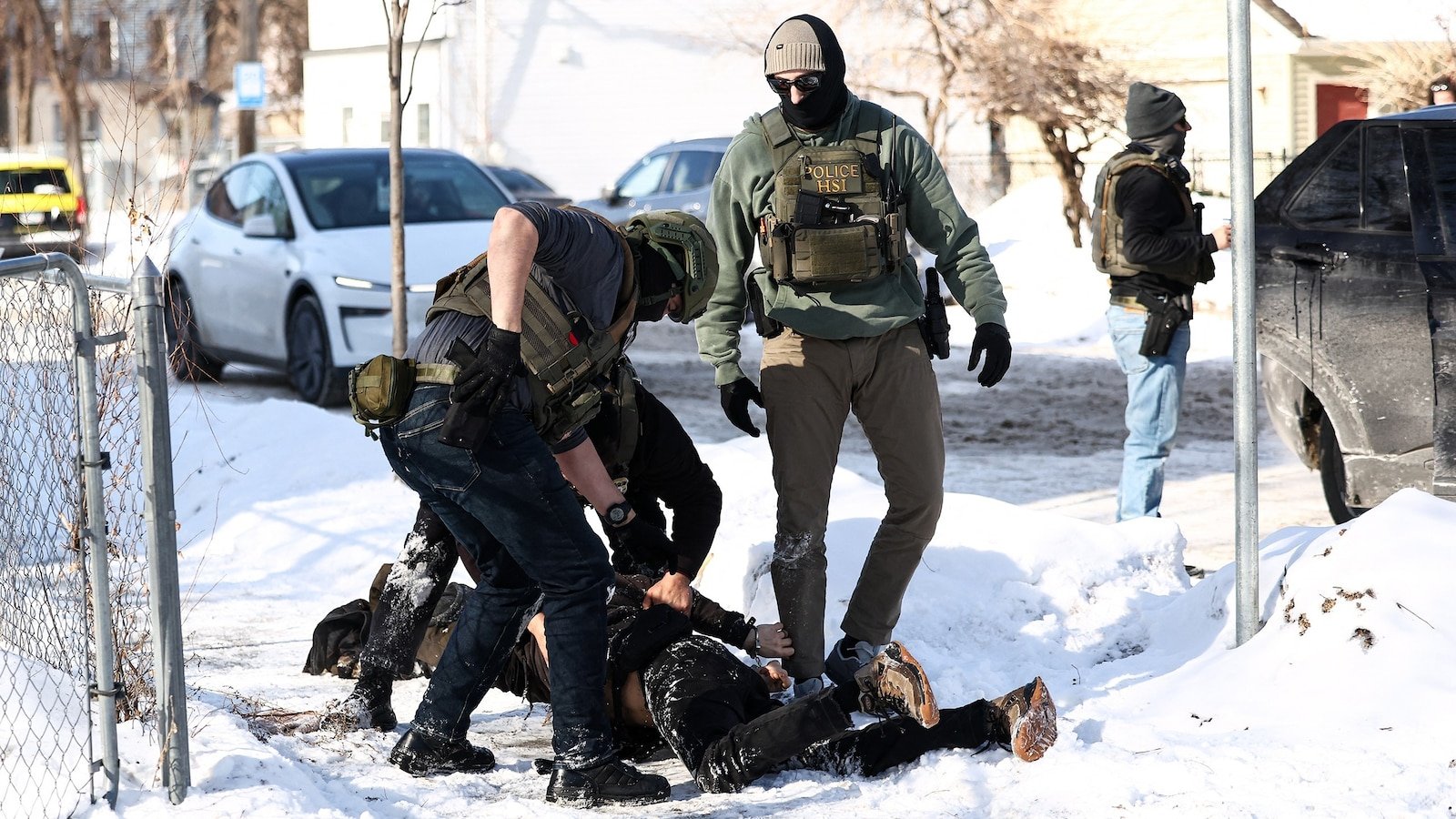 Los estadounidenses desaprueban las tácticas que utiliza ICE para hacer cumplir las leyes de inmigración por un margen de 2-1: encuesta