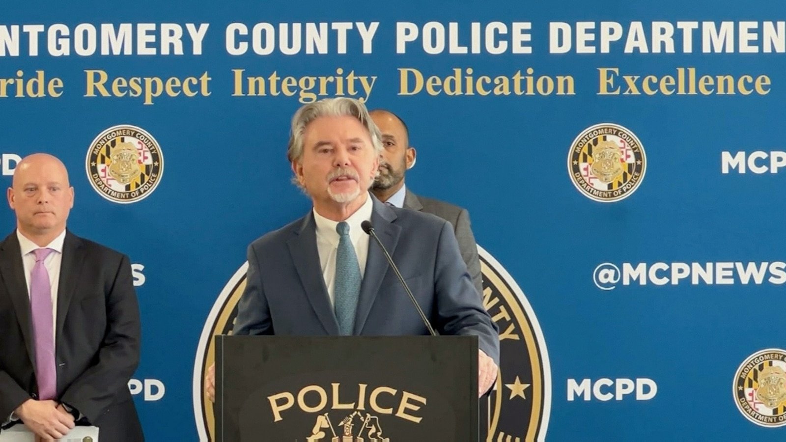 Las autoridades han cerrado tres centros de llamadas ilegales vinculados al fraude de lingotes.