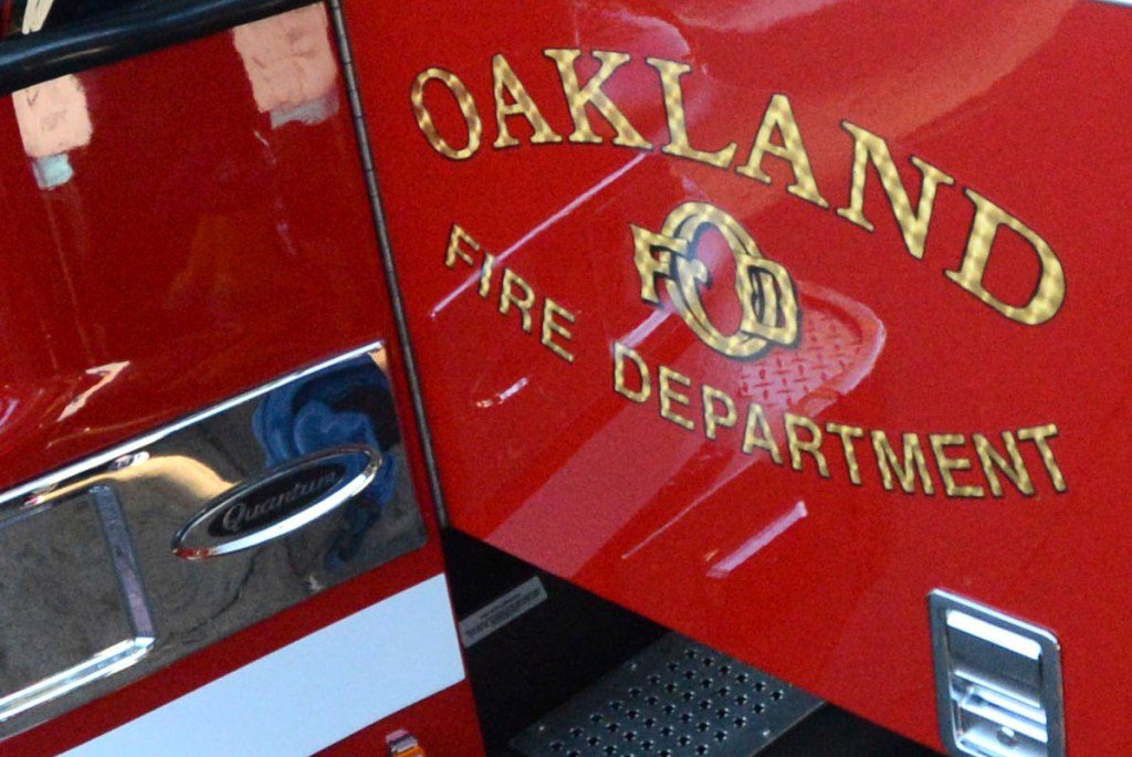 Un hombre yacía frente al Departamento de Bomberos de Oakland y fue atropellado por un camión de bomberos mientras respondía al incendio – The Mercury News