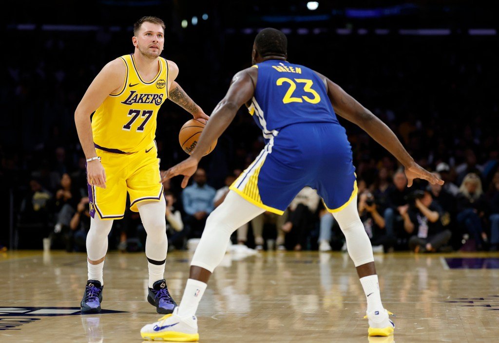 La vibra de un padre divorciado y un aburrimiento palpable: los Warriors-Lakers tienen una energía extraña
