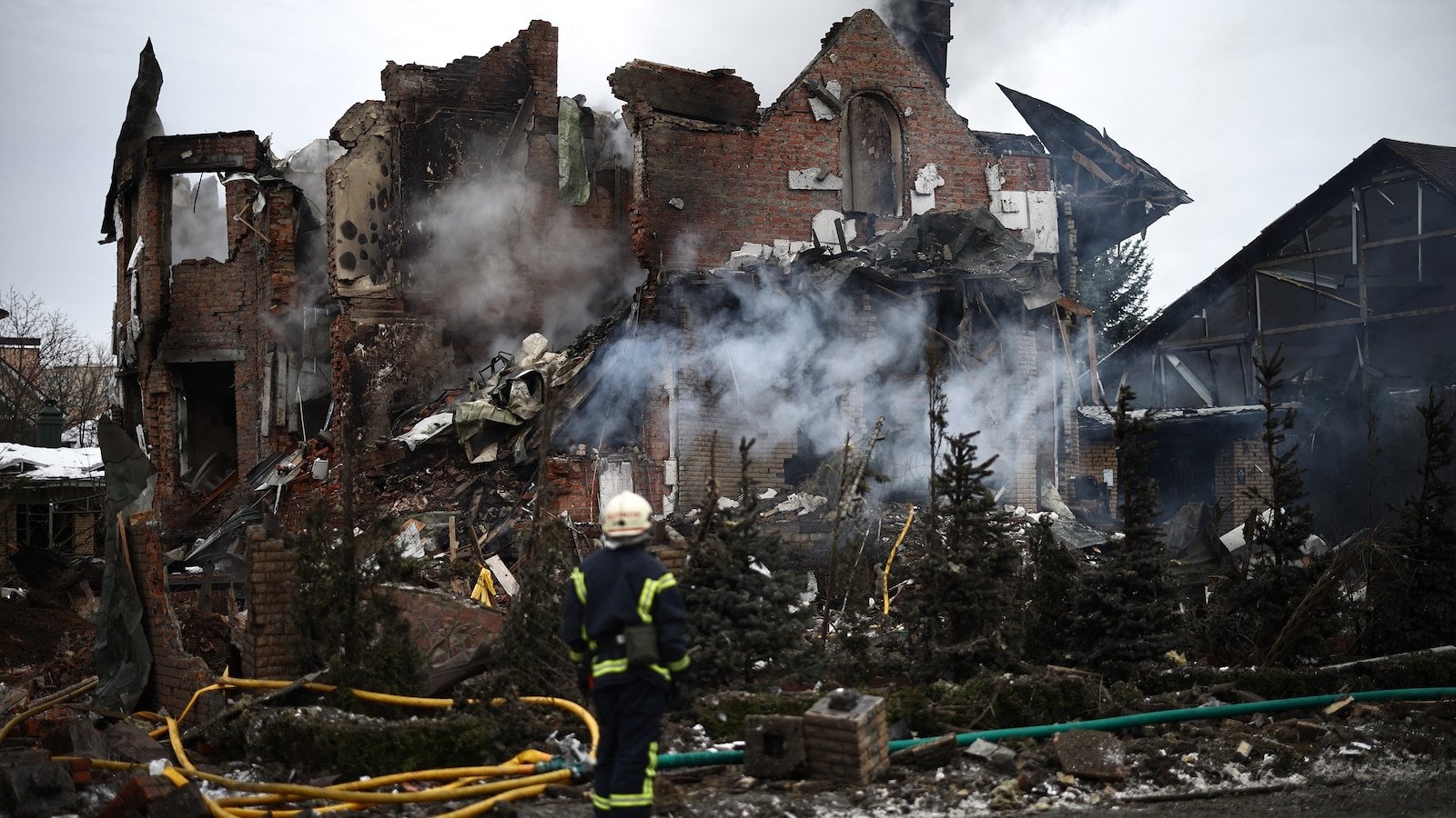 Rusia apunta a Ucrania con 345 drones y misiles, apuntando a instalaciones energéticas y edificios residenciales, dice Zelensky.