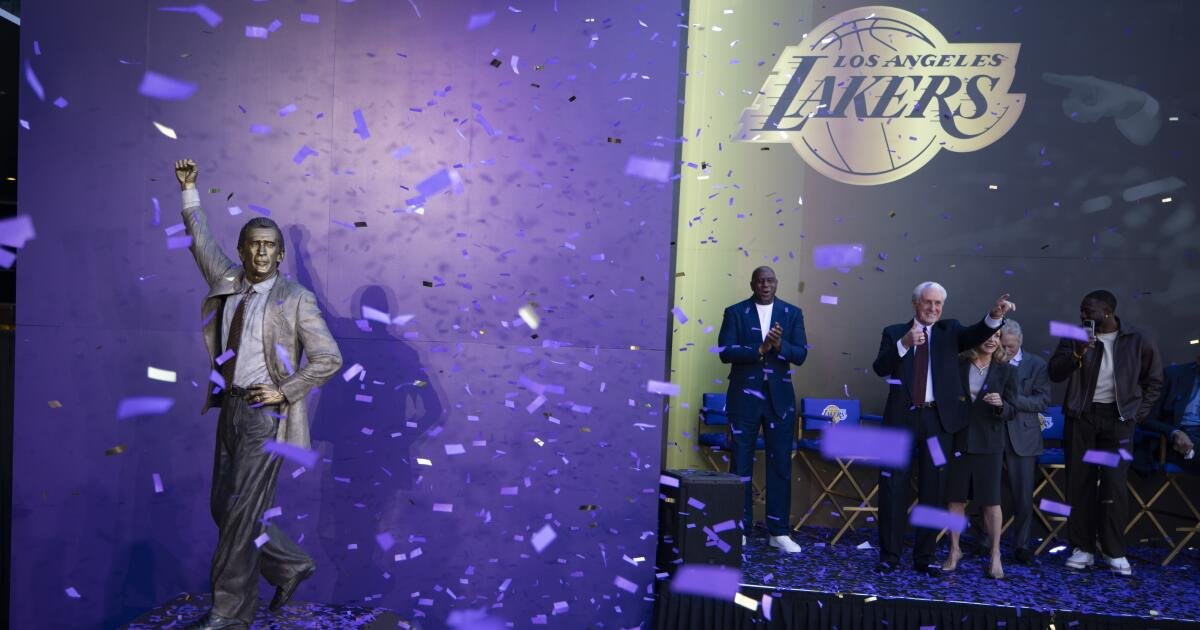 Durante la inauguración de la estatua, Pat Riley recuerda a los Lakers la clave de la victoria