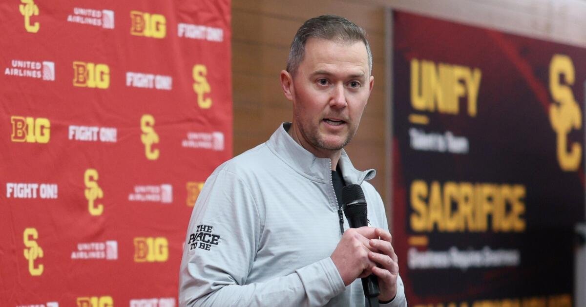El entrenador de la USC, Lincoln Riley, aporta continuidad y energía renovada a la graduación