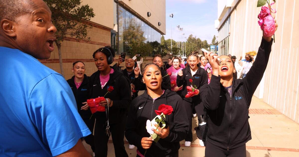 Los superfanáticos de la gimnasia de UCLA sienten una conexión especial con los Bruins