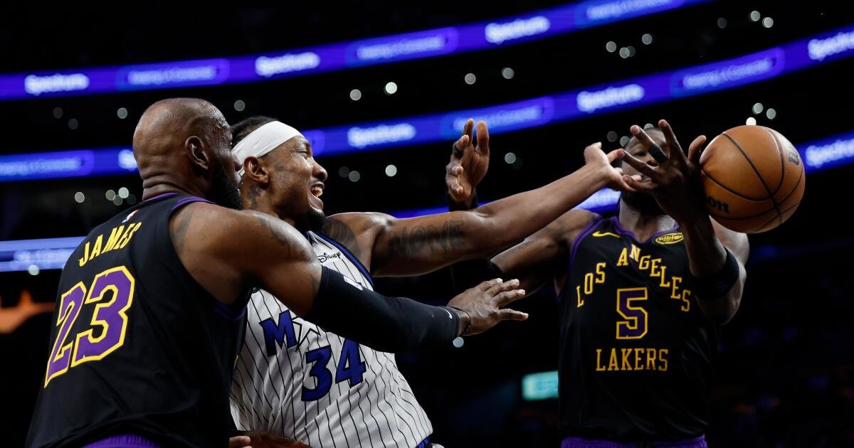 El timbre de LeBron James se va desviado mientras los Lakers pierden ante el Magic