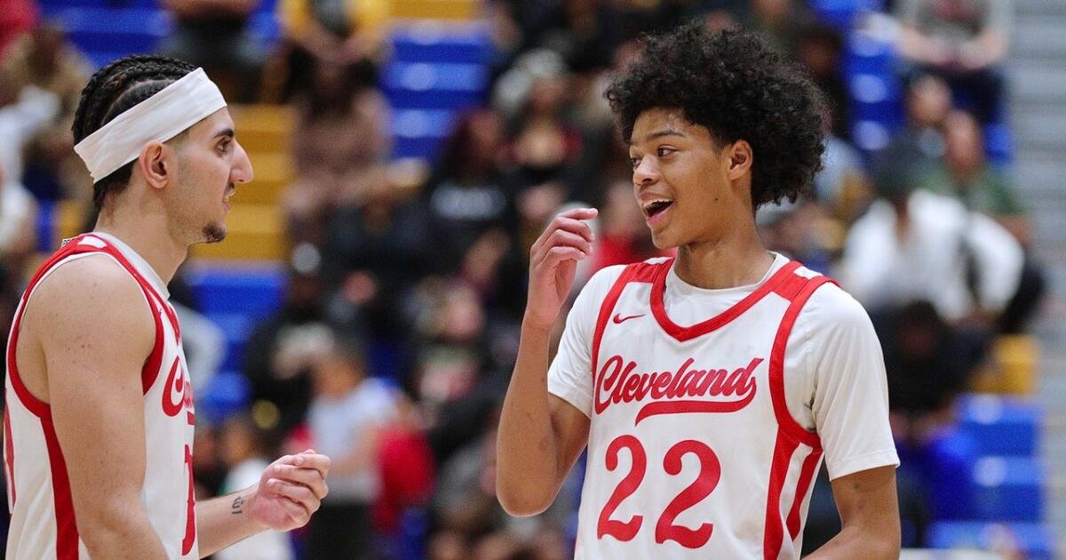 Baloncesto de playoffs de la sección de la ciudad: Sho Evans ayuda a Cleveland a ganar en tiempo extra