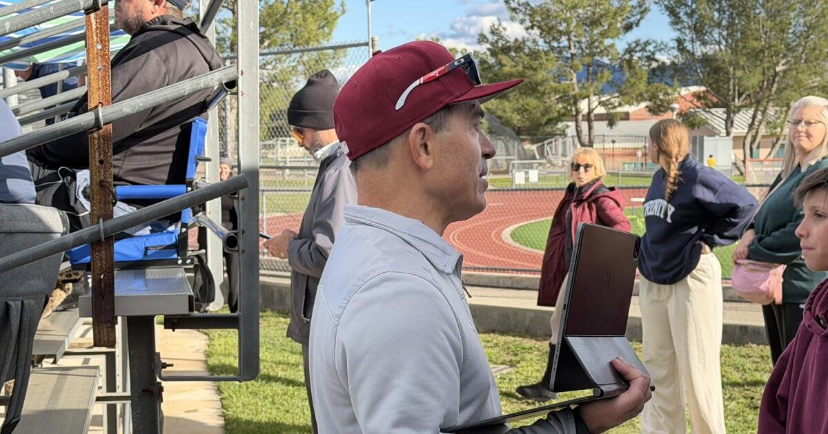 Entrevista de preparación: los padres realizan múltiples tareas en los juegos de béisbol de la escuela secundaria