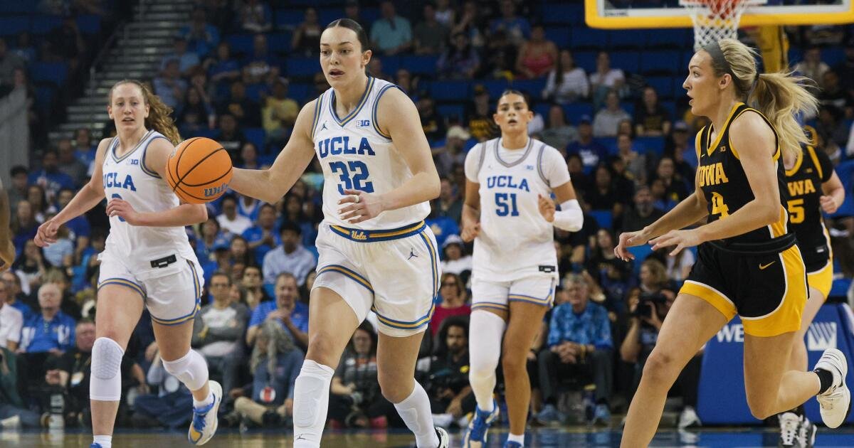 Las mujeres No. 2 de UCLA dominan al No. 8 Iowa por 15ª victoria consecutiva