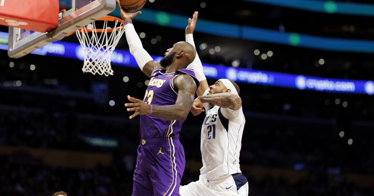 El triple-doble de LeBron James lleva a los Lakers a superar a los Mavericks
