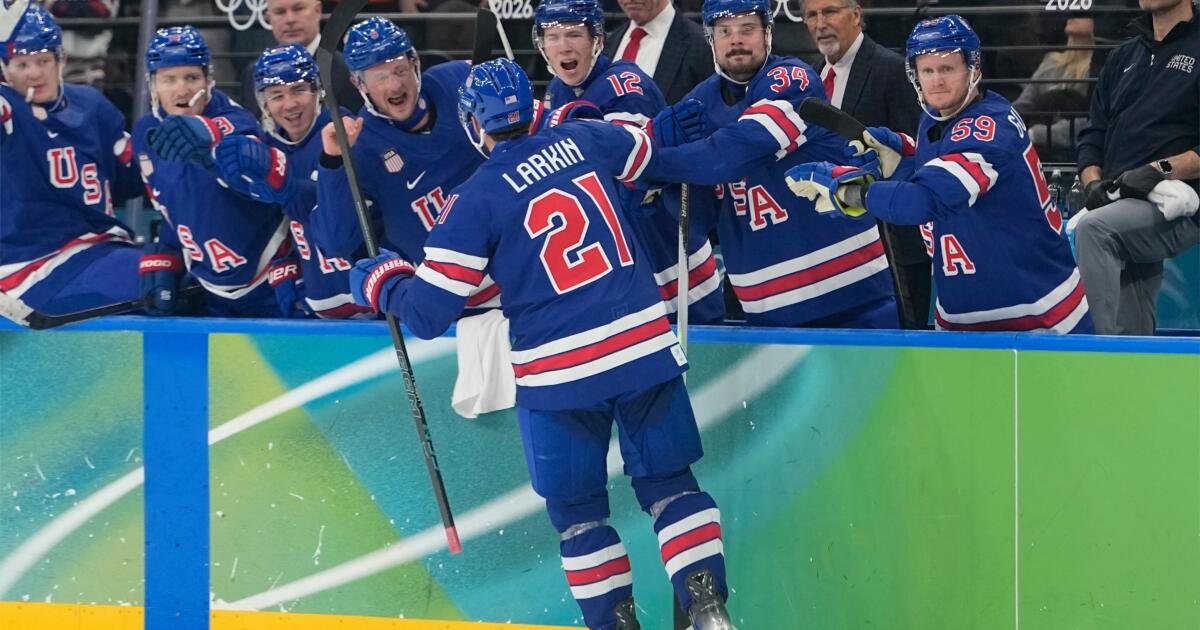Los hombres estadounidenses derrotan a Suecia en tiempo extra para avanzar a las semifinales olímpicas de hockey sobre hielo