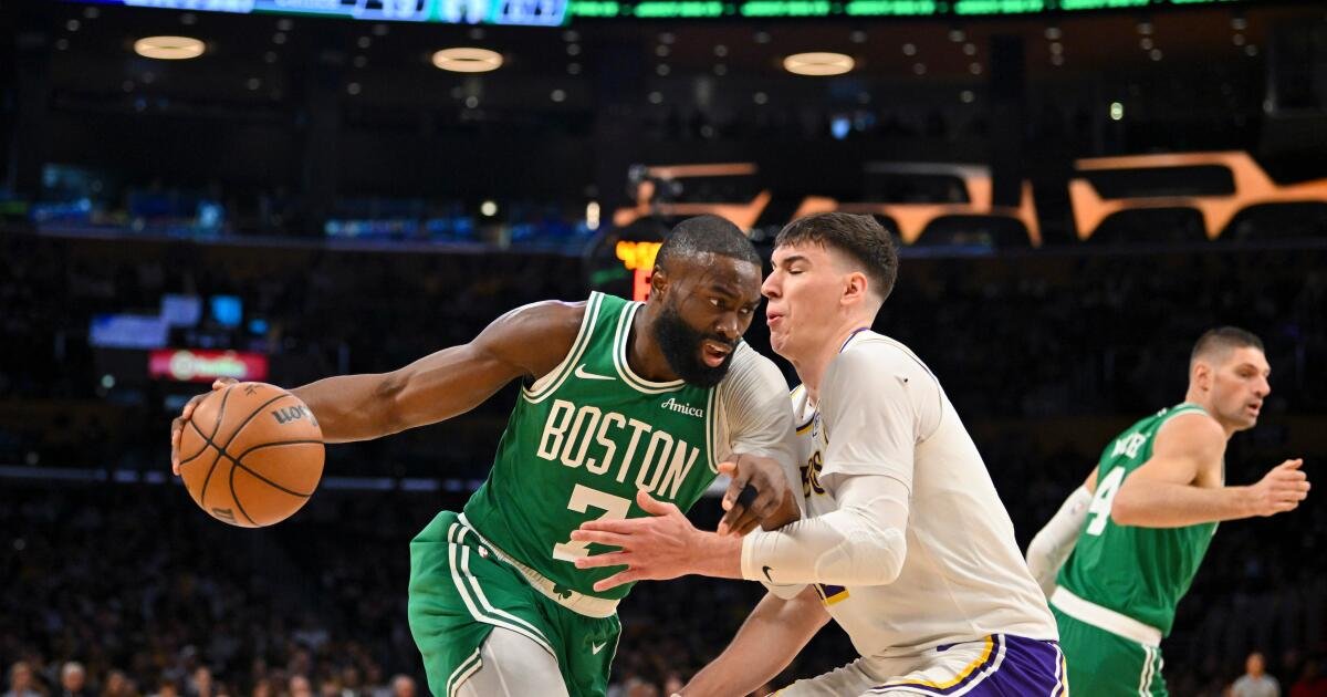 Con Pat Riley mirando, los Lakers pierden su partido de rivalidad contra los Celtics