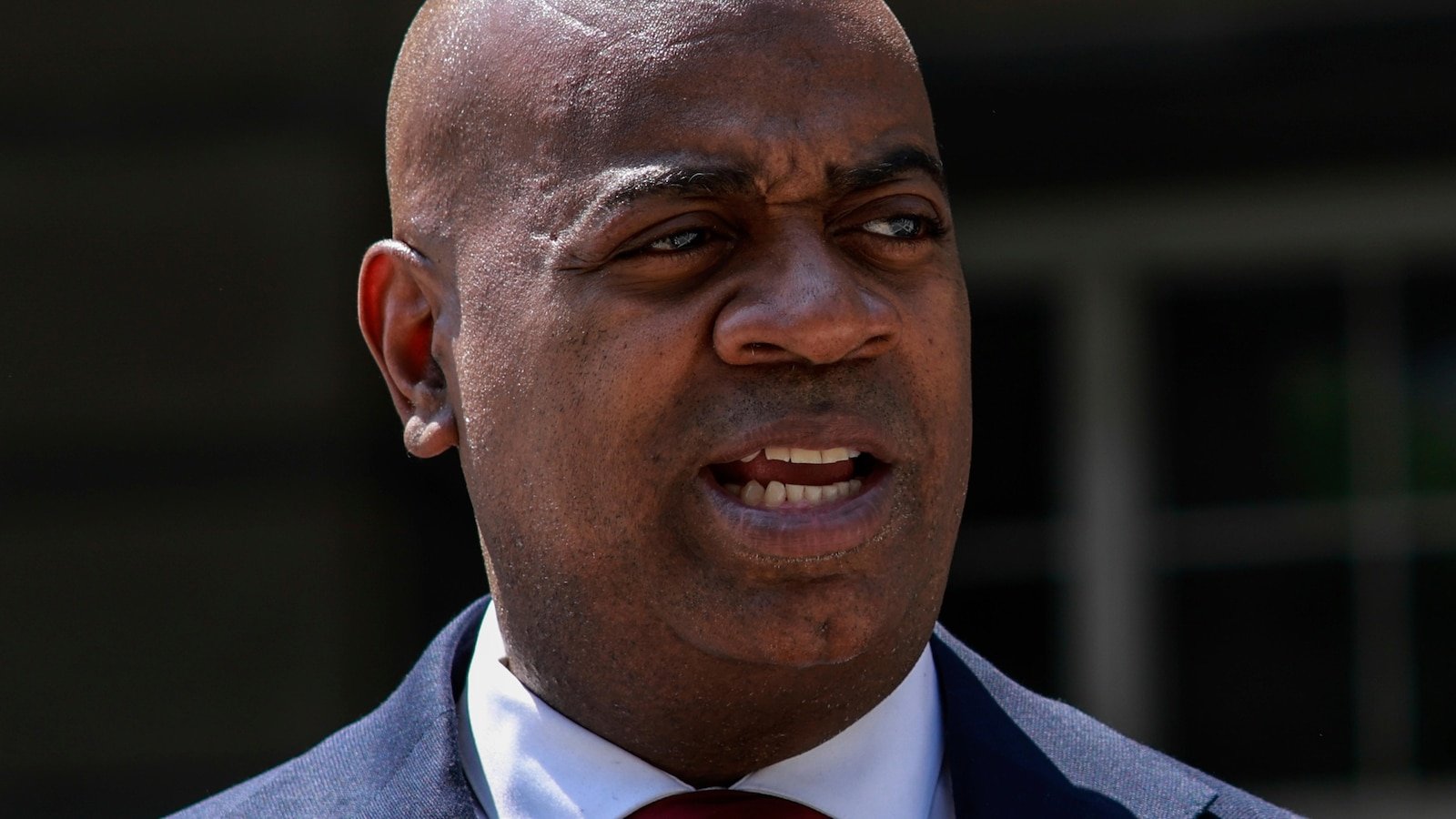 El alcalde de Newark dice que la operación de ICE provocó un accidente de varios vehículos con heridos