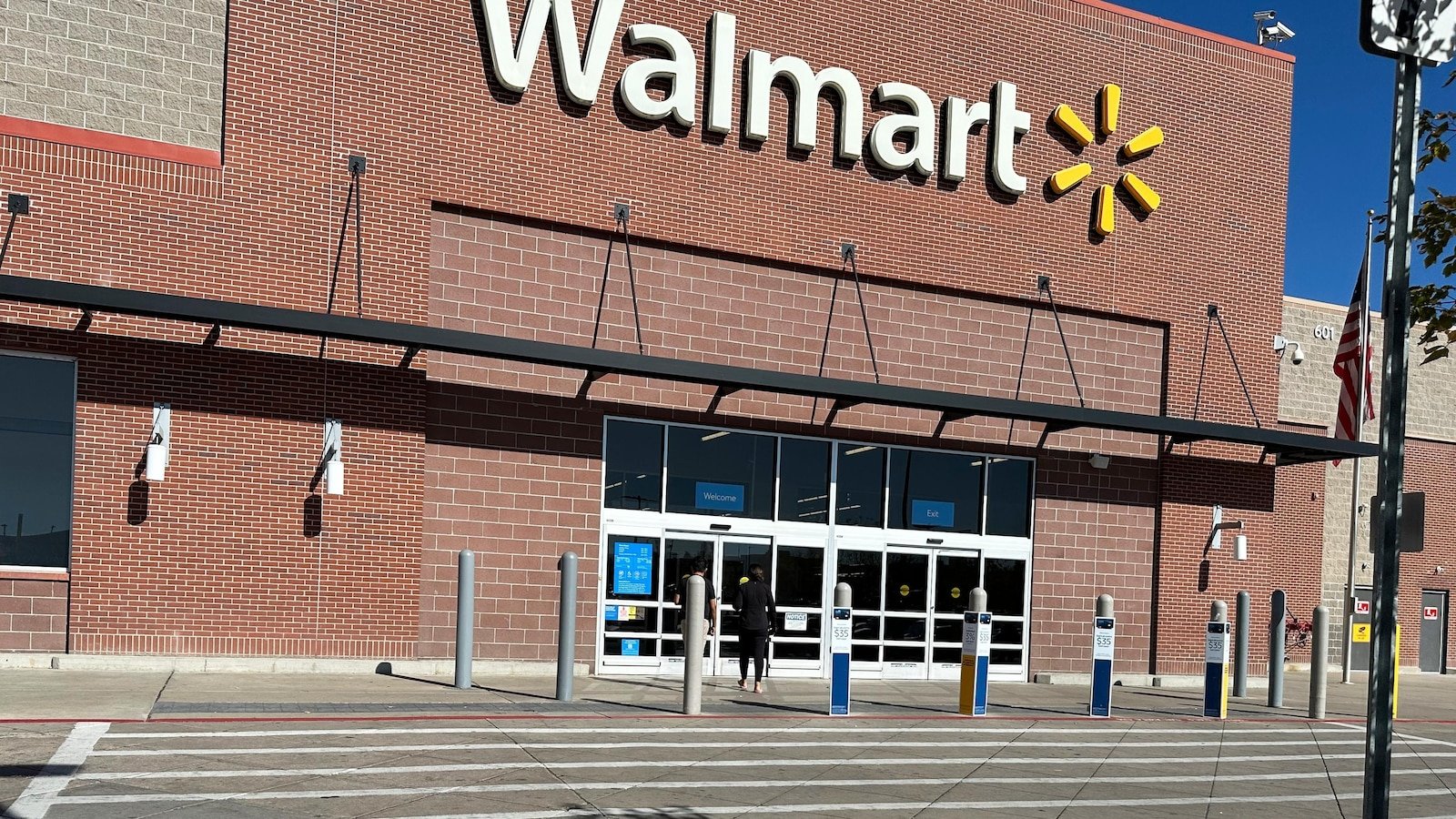 Walmart logra otro trimestre de ventas impresionantes, pero ofrece una perspectiva sombría