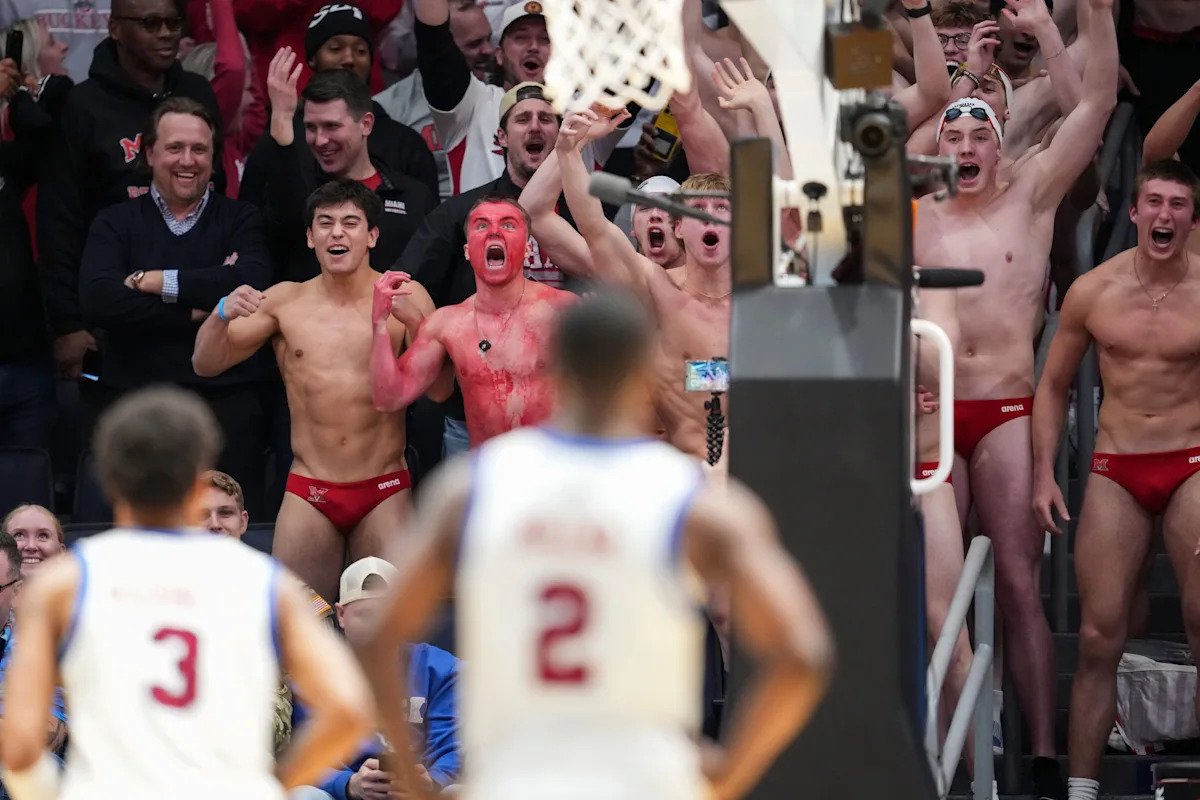 Los nadadores en traje de baño de Miami, Ohio, que se volvieron virales en las primeras cuatro rondas, supuestamente sobrevivieron a una derrota en la primera ronda ante Tennessee en el Torneo de la NCAA.