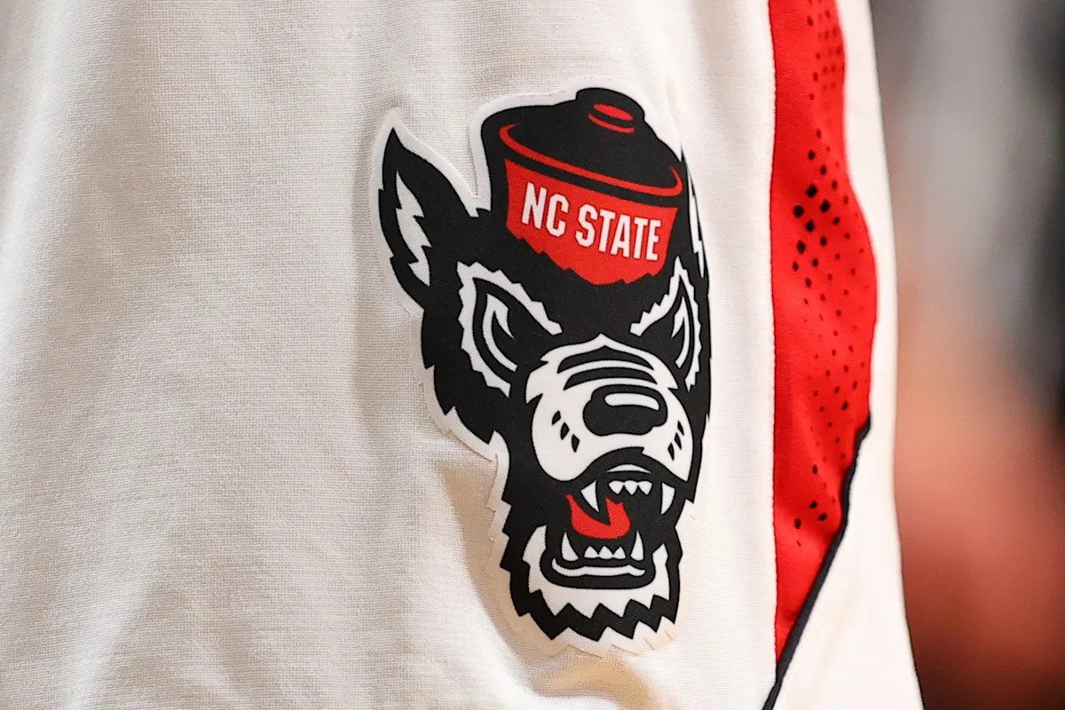 Según los informes, NC State contrató a Justin Gainey de Tennessee como entrenador de baloncesto masculino.