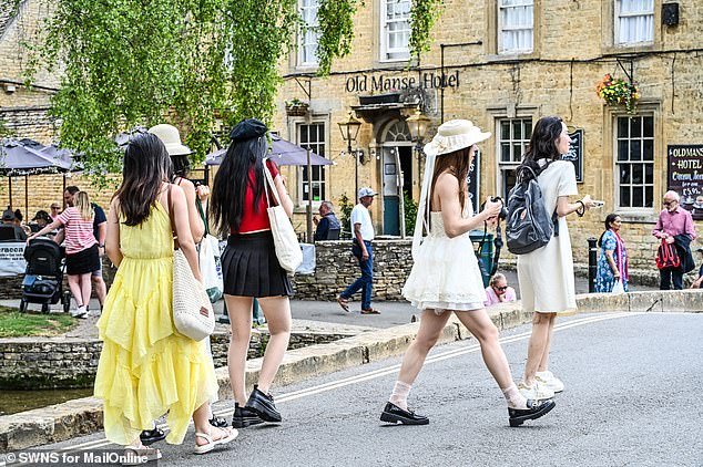 Los residentes de la pintoresca “Venecia de los Cotswolds” dicen que están bajo el asedio de los turistas que arruinan su pueblo, después de que llegaran 300.000 excursionistas en sólo un año.