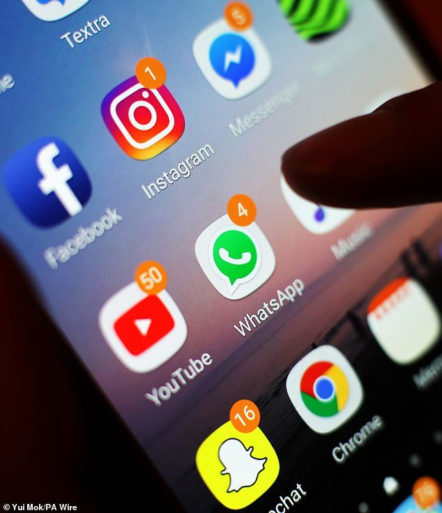 No son sólo los niños los que están entusiasmados con las redes sociales. Ahora uno de cada cinco padres admite que es adicto a Facebook e Instagram, y eso también les asusta