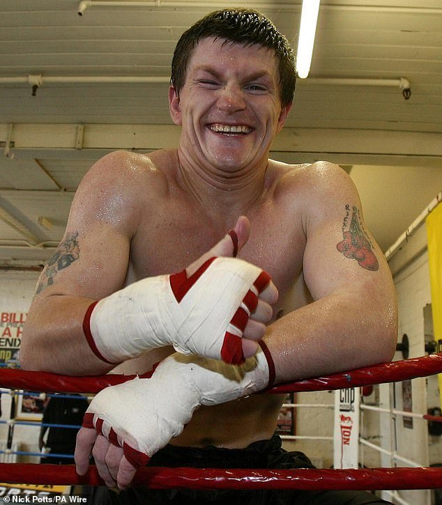 Ricky Hatton ya había hecho las maletas para el vuelo a Dubai que debía partir el día después de su suicidio, según explicó el hijo del boxeador a la investigación.