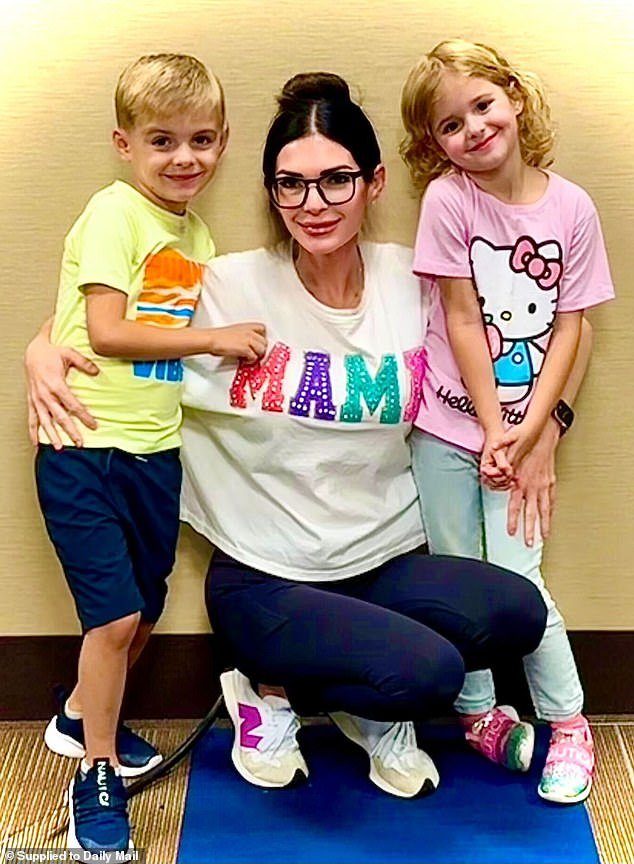 Una madre de Arkansas se suicidó en una mansión donde sus gemelos de 6 años también fueron encontrados asesinados después de que su marido, médico abusivo, se negara a detener el divorcio.