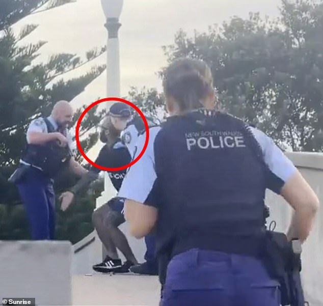 En el limbo: cómo el héroe de Bondi que disparó el arma de un presunto pistolero todavía espera saber si puede quedarse en Australia