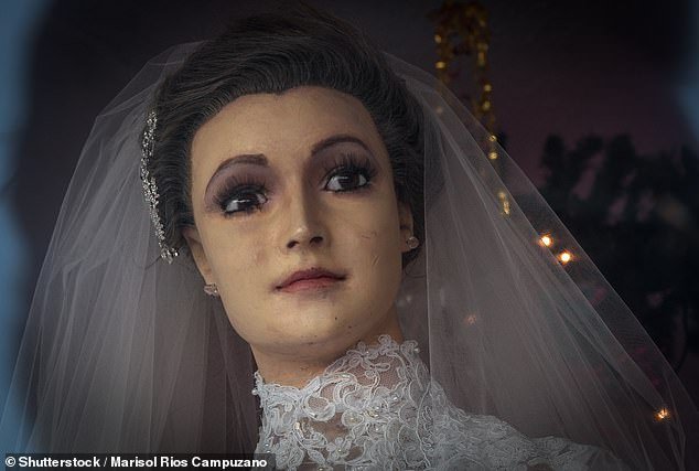 Misterio que rodea a un maniquí que se cree que es la hija del comerciante: se revela la oscura verdad sobre la muerte de la novia por una araña el día de su boda