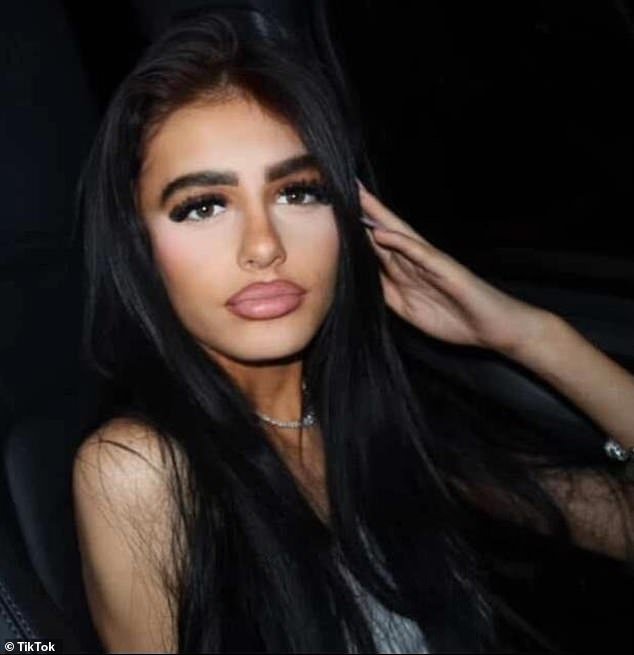 La influencer cuya hija se suicidó después de ser atormentada por los trolls de Tattle Life se enfrenta a una cruel reacción después de publicar fotografías del ataúd del funeral de su adolescente.