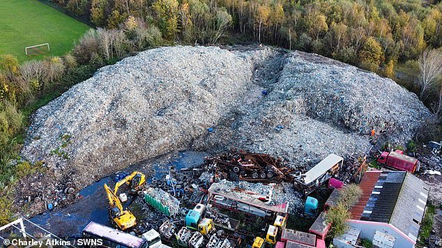 El gobierno debe limpiar un enorme vertedero ilegal de desechos en las tierras del rey Carlos, mientras continúan las investigaciones criminales sobre los culpables.