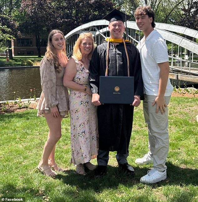 La estrella del hockey de secundaria de Rhode Island, cuyo padre transgénero asesinó a su familia, ayuda al equipo a ganar un título emotivo.