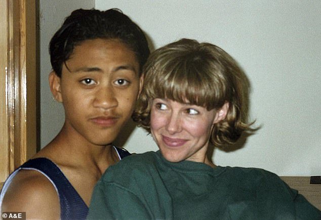 Reinvención retorcida del estudiante que se casó con su maestra violadora, Mary Kay Letourneau… y ahora encuentra el amor con una doble MUCHO más joven
