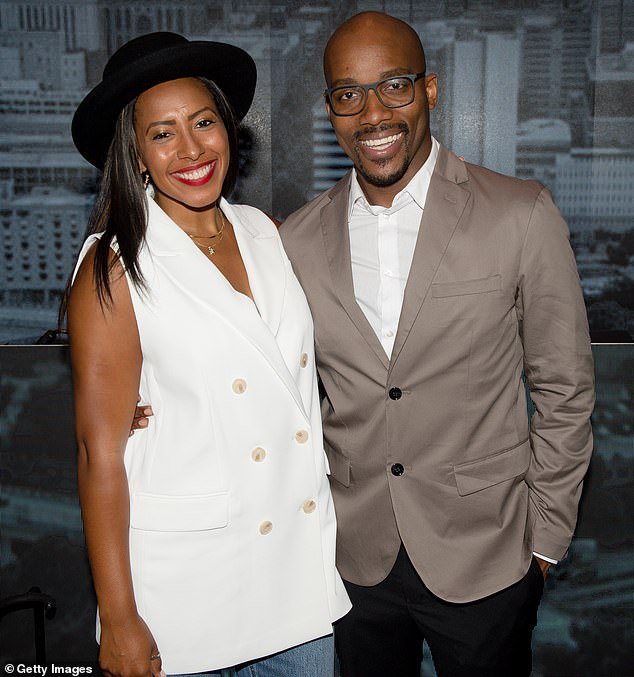 Prominente pastor golpeado por afirmaciones impías de una doble vida secreta de desviación sexual y citas transgénero: ex esposa habla