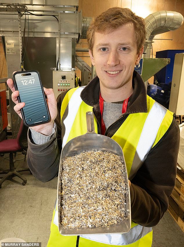 La mina de oro en los suburbios de Suffolk: FRED KELLY visita a los científicos que han encontrado una manera de ganar millones con placas de circuitos de los años 60 y sus viejos teléfonos móviles.