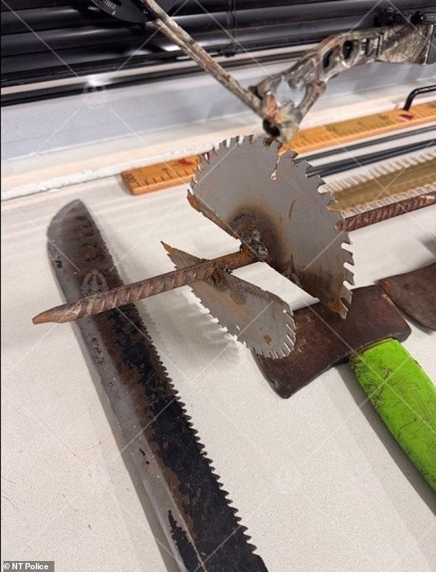 Una foto horrible muestra un arma medieval casera confiscada en la ciudad anárquica de Wadeye, mientras videos salvajes muestran guerras de pandillas infantiles