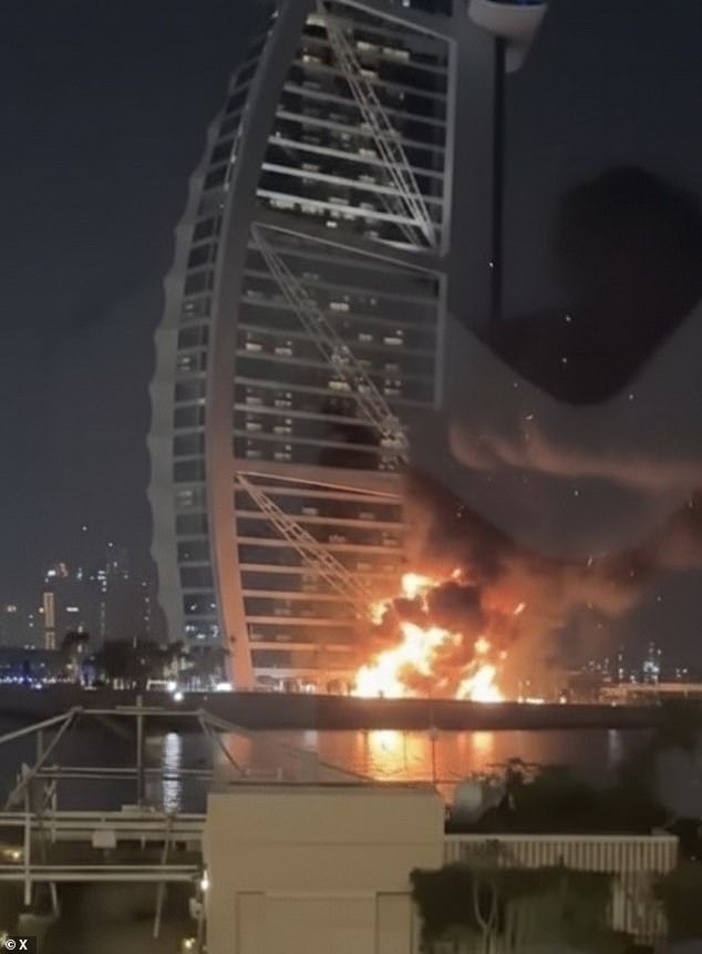 Los británicos asustados quedan atrapados en el fuego cruzado mientras los mulás lanzan un ataque suicida con aviones no tripulados contra centros turísticos de Dubai