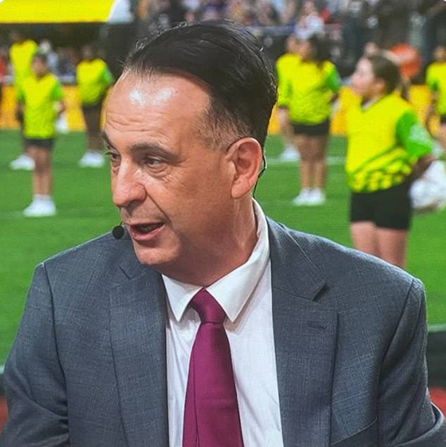 Los fanáticos del fútbol acusan al jefe de la NRL, Peter V’landys, de realizar “uno de los peores trabajos de tinte para el cabello de todos los tiempos” mientras estrena su impresionante nueva apariencia en Las Vegas.