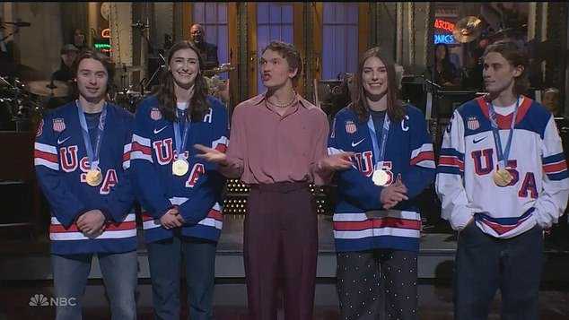 Las estrellas del hockey estadounidense se burlan de Donald Trump por la indignación de los Juegos Olímpicos de Invierno en un monólogo de SNL con Connor Storrie
