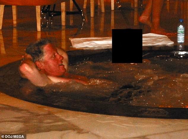 La infame imagen del jacuzzi de Bill Clinton provino de un viaje de lujo a Asia que realizó con Epstein y Maxwell, según un nuevo informe.