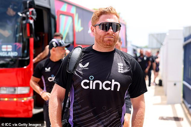 El entrenador de Inglaterra, Jonny Bairstow, pide ayuda para el equipo de cricket varado en Dubai en medio de drones y misiles iraníes.