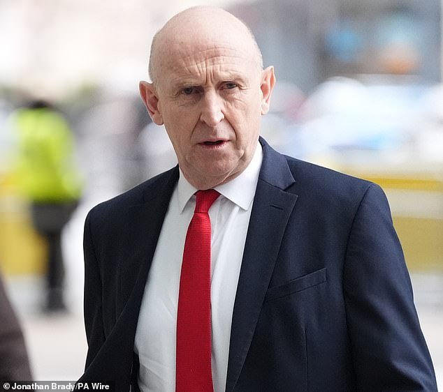 Los misiles disparados y los ataques en Chipre “erran por poco” a las tropas británicas en Bahrein mientras Irán “ataca” después del ataque de Donald Trump, mientras la amenaza terrorista en el Reino Unido está “bajo revisión”