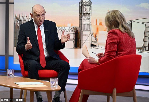 El laborista John Healey se niega SEIS VECES a decir si Gran Bretaña apoya los ataques de Donald Trump contra Irán y si son legales, a pesar de que Canadá y Australia apoyan las acciones de Estados Unidos e Israel.