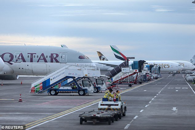 Los australianos advirtieron contra la cancelación de sus vuelos a Oriente Medio a pesar del caos en los viajes provocado por la extensión del conflicto con Irán