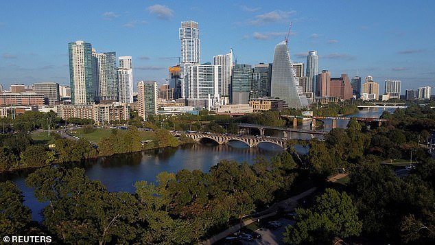 Tiroteo masivo en Texas deja al menos tres muertos y 17 heridos después de que un pistolero abriera fuego en un bar