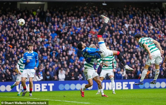 Youssef Chermiti anota una impresionante patada desde arriba para darle al Rangers el comienzo perfecto del derbi Old Firm