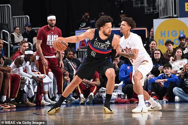 El partido de la NBA se vio afectado por un largo retraso debido a un extraño mal funcionamiento de la bocina que hizo que los jugadores se taparan los oídos.