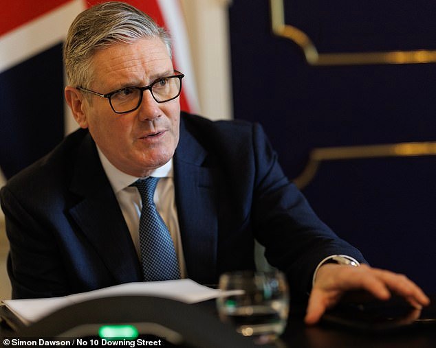 Las cifras de las encuestas de Keir Starmer caen a un nuevo mínimo tras el desastre de las elecciones parciales de Gorton y Denton, con la mitad de los votantes laboristas considerando cambiarse a los Verdes.