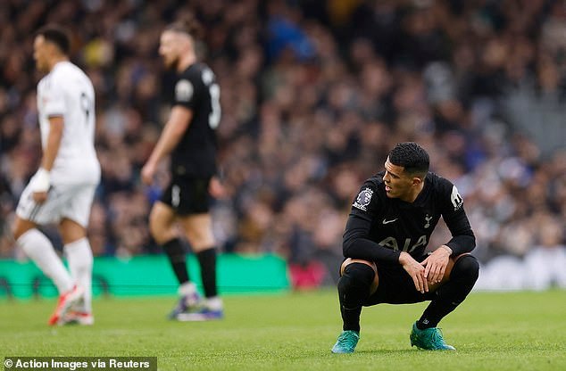 Los temores de descenso crecen para el Tottenham mientras el desventurado equipo de Igor Tudor sufre una cuarta derrota consecutiva en Fulham, y por qué están empezando a parecer un barco que se hunde, escribe MATT BARLOW