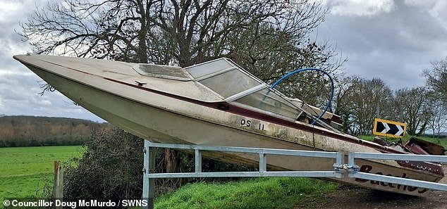 Indignación cuando volcadores arrojan una lancha rápida entera en un hermoso lugar rural a más de 50 millas del mar