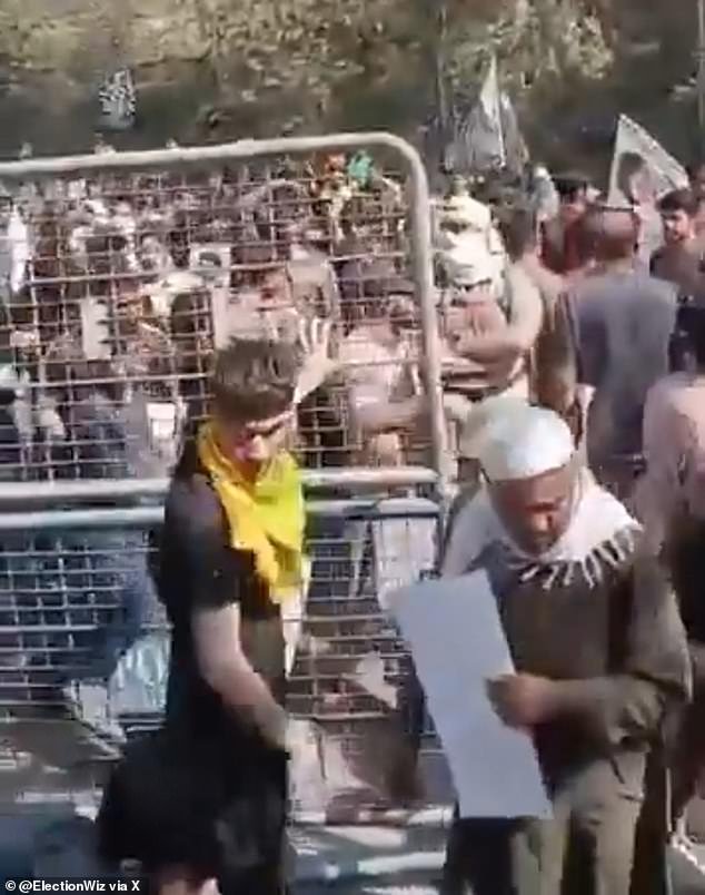 Tras la muerte del ayatolá, manifestantes proiraníes acuden en masa a las embajadas estadounidenses en Oriente Medio